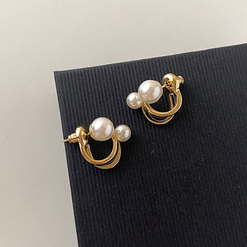 ZVT-167 Korean Pearl Circle Earrings